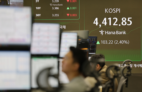 코스피가 5일 4400대로 올라서면서 한번 더 사상 최고치를 경신했다. 사진은 이날 오전 서울 중구 하나은행 딜링룸 전광판 모습. 김경록 기자