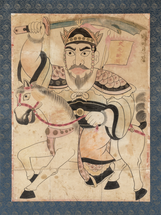 무장하고 청룡도를 쥔 채 흰 말을 타고 달리는 백마신장(白馬神將)은 무속신앙에서 인간을 보호하고 악귀를 쫓는 신이다. 국립민속박물관 