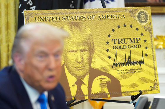 도널드 트럼프 대통령은 지난해 9월 19일 백악관에서 개인은 100만 달러(약 14억원), 기업은 200만 달러(약 28억원)를 납부하면 영주권을 부여하는 ‘골드카드’ 프로그램과 관련된 행정명령에도 서명했다. 트럼프 대통령 옆에 골드카드 포스터가 전시돼 있다. 로이터=연합뉴스