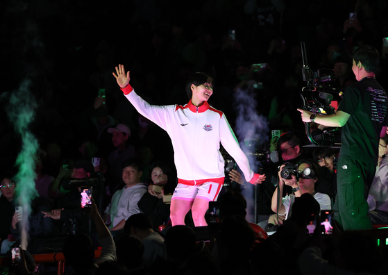 이이지마 사키(하나은행)가 4일 부산에서 열린 여자프로농구 올스타전에서 춤을 추며 입장하고 있다. [뉴시스]