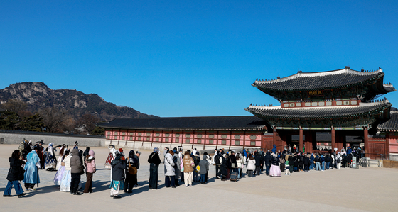 병오년(丙午年) 새해 첫날인 1일 서울 종로구 경복궁을 찾은 외국인 관광객들과 시민들이 입장줄을 서고 있다. 뉴스1