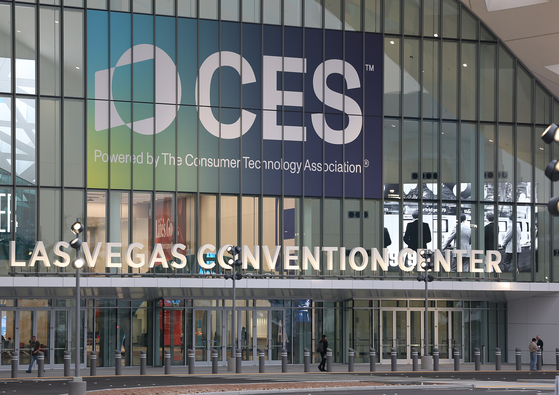 세계 최대 가전·정보기술(IT) 박람회 CES 2026 개막을 앞둔 3일(현지시간) 미국 라스베이거스 컨벤션센터(LVCC)에서 관계자들이 오가고 있다. 연합뉴스