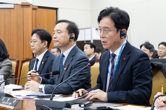 김영훈 고용노동부 장관이 31일 서울 여의도 국회에서 열린 제430회국회(임시회) 쿠팡 침해사고 및 개인정보 유출, 불공정 거래, 노동환경 실태 파악과 재발방지 대책 마련을 위한 연석 청문회에 출석해 의원 질의에 답변하고 있다. 뉴스1