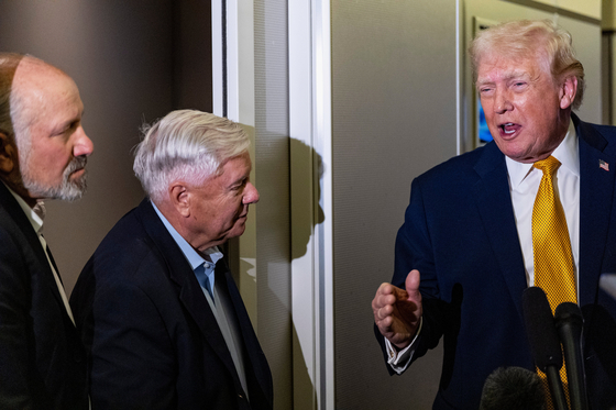 도널드 트럼프 대통령이 4일(현지시간) 워싱턴으로 복귀하는 에어포스원에서 기자들과 대화를 나누고 있다. AP=연합뉴스