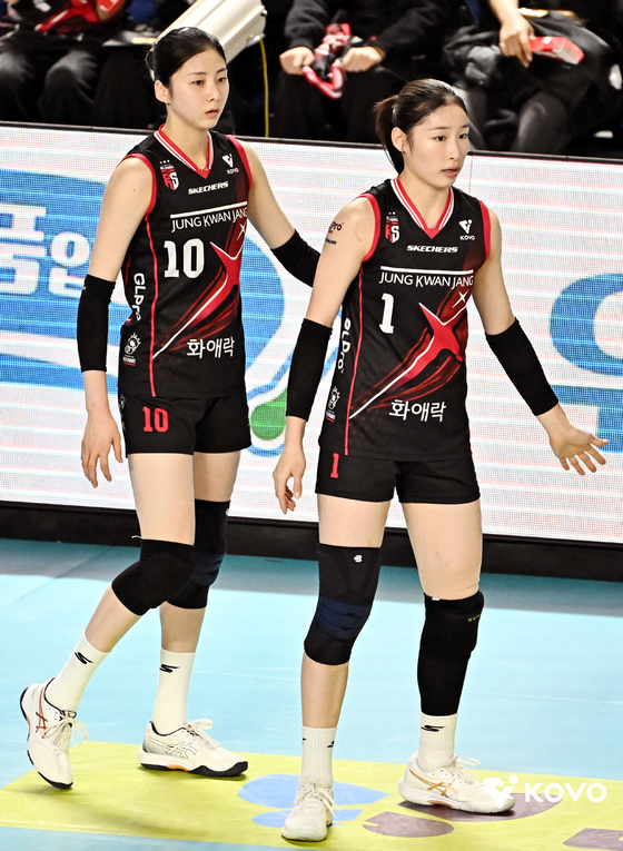 정관장에서 서브 리시브와 공격을 동시에 책임지는 아웃사이드 히터 박혜민과 인쿠시(왼쪽부터). [사진 KOVO]