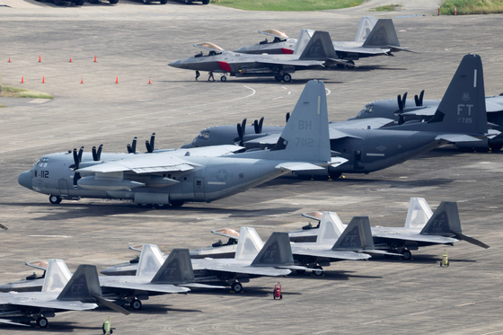 미국 해병대 KC-130 공중급유기, 미 공군 HC-130 항공기 및 미 공군 F-22 랩터 전투기들이 4일(현지시간) 옛 루즈벨트 로즈 해군 기지 활주로에 대기하고 있다. 로이터=연합뉴스