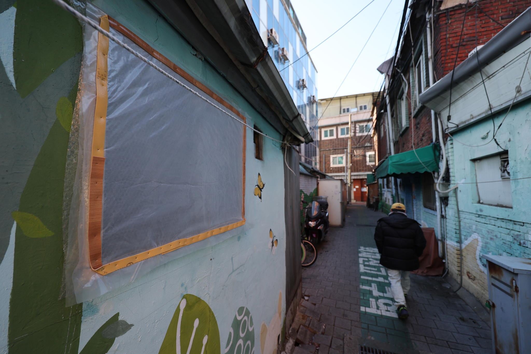 한파가 이어진 지난달 서울 영등포 쪽방촌의 한 건물 창이 비닐로 덮여 있다. 연합뉴스