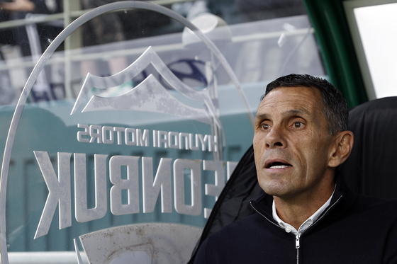 지난해 11월 8일 오후 전북 전주시 덕진구 기린대로 전주월드컵경기장에서 열린 하나은행 K리그1 2025 36라운드 전북현대와 대전하나시티즌의 경기에서 거스 포옛 전북 감독이 피치를 바라보고 있다. 뉴스1