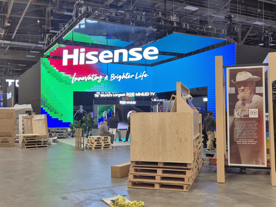 세계 최대 가전·정보기술(IT) 박람회인 ‘소비자 가전쇼(CES 2026)’ 개막을 이틀 앞둔 4일(현지시간), 미국 라스베이거스 컨벤션센터(LVCC) 센트럴홀에 마련된 중국 가전기업 하이센스의 부스 모습. 이우림 기자