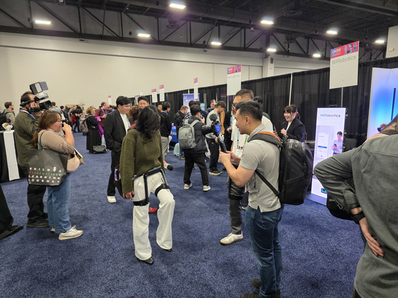 4일 미국 라스베이거스에서 열린 'CES 2026 언베일드(사전행사)'에서 한국 위로보틱스의 웨어러블 로봇을 한 참가자가 착용해보고 있다. 김효성 기자