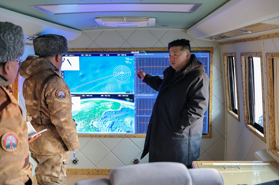 북한은 전날인 4일 김정은 노동당 총비서의 참관하에 극초음속미사일 발사 훈련을 진행했다고 5일 밝혔다. 노동신문=뉴스1