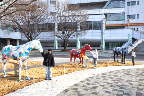말박물관 앞에서 '사계의 말과 행운을 찾는 젊은이' 작품 중 각자 마음에 든 말과 포즈를 취한 곽준혁·김도연·윤보영(왼쪽부터) 학생기자.