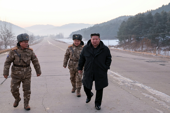 북한은 전날인 4일 김정은 노동당 총비서의 참관하에 극초음속미사일 발사 훈련을 진행했다고 5일 밝혔다. 노동신문=뉴스1