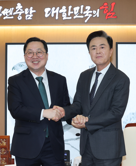 김태흠 충남도지사와 이장우 대전시장이 지난달 24일 오전 충남도청에서 대전충남 행정통합 관련 논의를 하기위해 회동을 하고 있다. 뉴스1