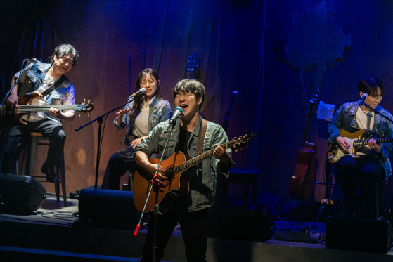김광석의 음악으로 만든 쥬크박스 뮤지컬 '바람으로의 여행' 공연 장면. [사진 SA-Images]