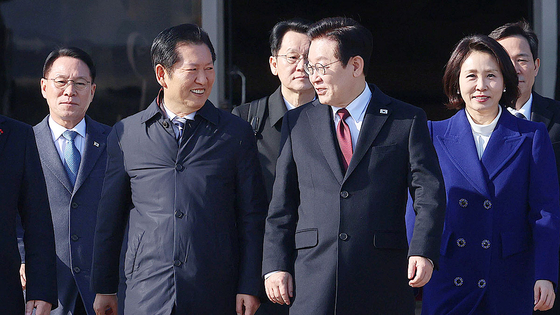  3박 4일간 중국을 국빈 방문하는 이재명 대통령과 김혜경 여사가 4일 오전 성남 서울공항에서 환송나온 정청래 더불어민주당 대표 등과 공군 1호기로 향하고 있다. 청와대사진기자단
