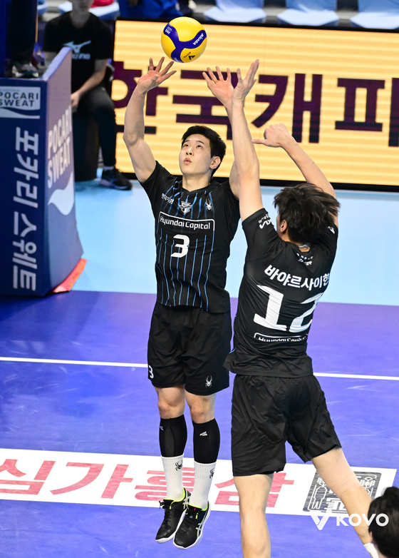 현대캐피탈 세터 황승빈(왼쪽)이 아시아 쿼터 선수인 미들블로커 바야르사이한에게 속공 토스를 올리고 있다. [사진 KOVO]
