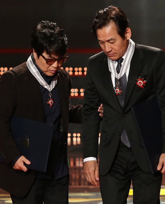 지난 2013년 11월 18일 서울 송파구 방이동에서 열린 '2013 대한민국 대중문화예술상' 시상식에서 은관 문화훈장을 수상한 배우 안성기(오른쪽)와 가수 조용필. 연합뉴스