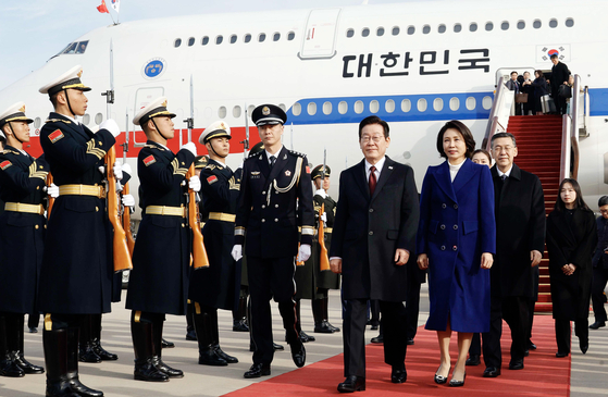 이재명 대통령과 김혜경 여사가 4일 오후 중국 베이징 서우두 공항에 도착하는 모습. 전민규 기자