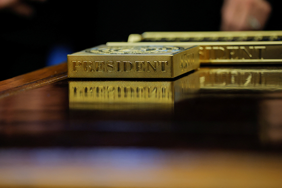 지난달 12월 3일, 미국 워싱턴 백악관에서 도널드 트럼프 미국 대통령이 새로운 연비 기준을 발표하는 자리에서 그의 책상 위에 금색 컵받침이 놓여 있다. 로이터=연합뉴스