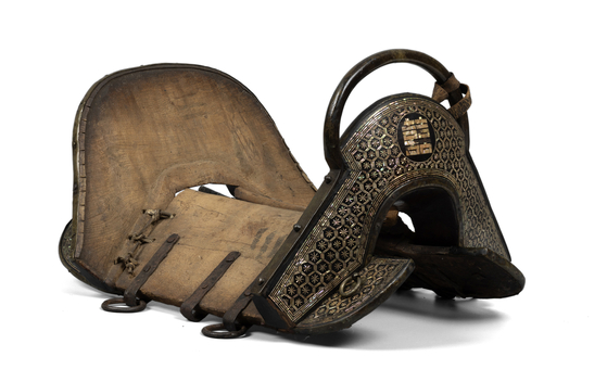 기쁨을 뜻하는 쌍희(雙𡅕)를 새긴 말안장. 국립민속박물관