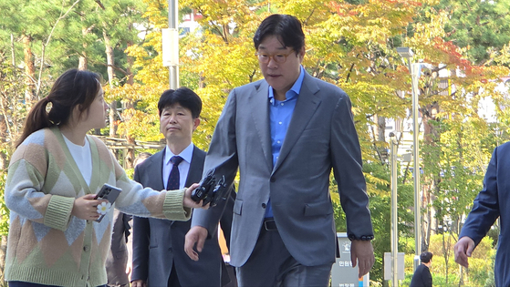 김성태 전 쌍방울그룹 회장이 지난해 10월 이화영 전 경기도 평화부지사의 특가법상 뇌물, 정치자금법 위반 등 혐의 항소심 공판에 증인으로 출석하고 있다. 손성배 기자