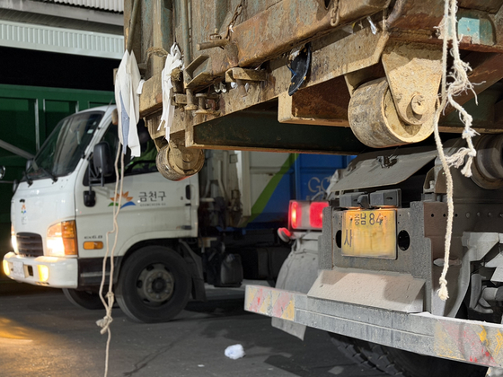 2일 서울 금천구 생활쓰레기 적환장에서 금천구 쓰레기 차량과 충남에서 온 트럭이 오가고 있다. 천권필 기자