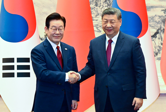 이재명 대통령과 시진핑 중국 국가주석이 5일 오후 베이징 인민대회당에서 열린 MOU 서명식에서 악수를 하고 있다. 청와대사진기자단