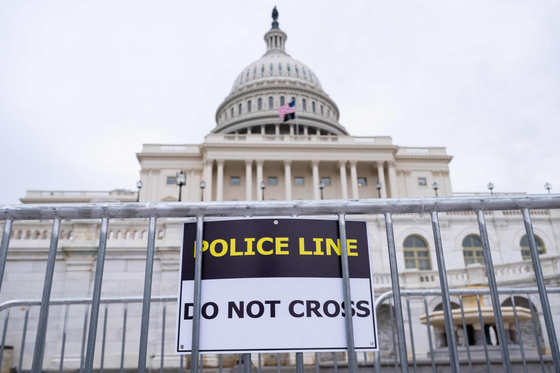 지난 5일 미국 워싱턴 D.C의 연방 의사당 외부에 경찰 표지판(political sign)이 걸려 있다. AFP=연합뉴스
