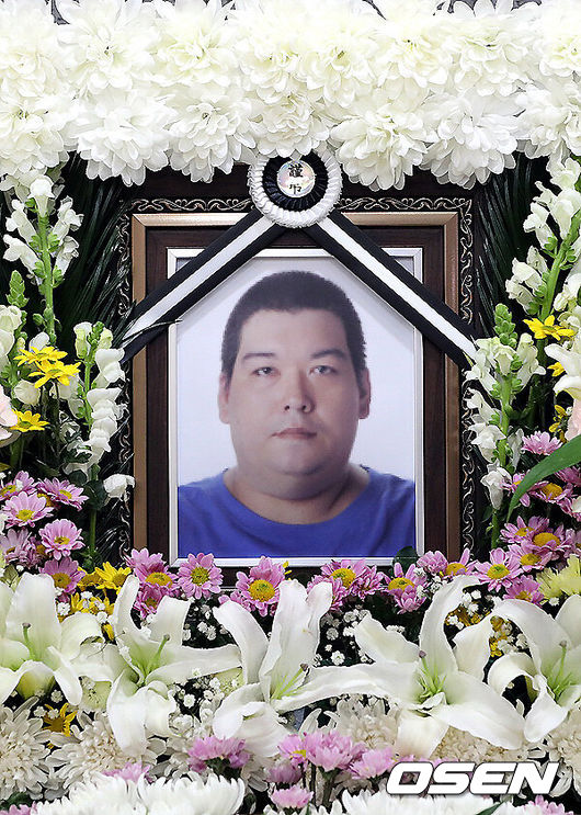 [OSEN=사진팀] 가수 빅죠(본명 벌크 죠셉)의 빈소가 7일 오후 인천 서구 가톨릭관동대학교 국제성모병원 장례식장에 마련됐다.빅죠는 지난 6일 경기도 김포시에 위치한 한 병원에서 체내 염증을 제거하기 위해 수술을 받았지만 회복 중 상태가 악화되어결국 세상을 떠났다. 향년 43세.발인은 오는 9일 오전 8시이며, 장지는 인천가족공원이다. /photo@osen.co.kr[사진] 사진공동취재단