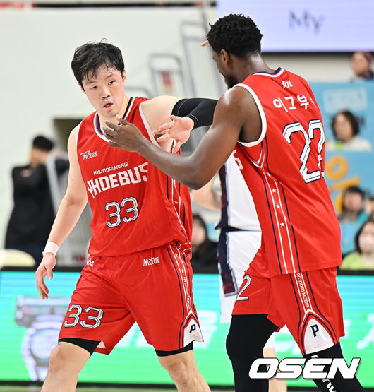 [OSEN=울산, 이석우 기자] 6일 울산 동천체육관에서 2025-2026 LG전자 프로농구 울산 현대모비스와 부산 KCC의 경기가 열렸다.  울산 현대모비스와 부산 KCC가 각각 2연패와 4연패의 위기를 딛고 나란히 연패 탈출의 돌파구를 찾아야 하는 절실한 상황에 놓여 있다.울산 현대모비스 이승현이 3점슛을 성공시키고 존 이그부누의 축하를 받고 있다. 2026.01.06 / foto0307@osen.co.kr