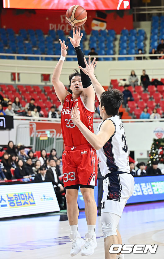 [OSEN=울산, 이석우 기자] 6일 울산 동천체육관에서 2025-2026 LG전자 프로농구 울산 현대모비스와 부산 KCC의 경기가 열렸다.  울산 현대모비스와 부산 KCC가 각각 2연패와 4연패의 위기를 딛고 나란히 연패 탈출의 돌파구를 찾아야 하는 절실한 상황에 놓여 있다.울산 현대모비스 이승현이 3점슛을 시도하고 있다. 2026.01.06 / foto0307@osen.co.kr