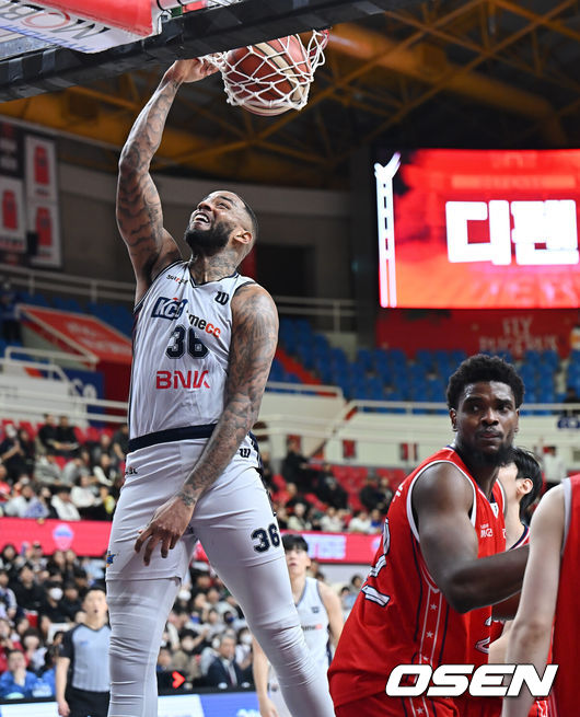 [OSEN=울산, 이석우 기자] 6일 울산 동천체육관에서 2025-2026 LG전자 프로농구 울산 현대모비스와 부산 KCC의 경기가 열렸다.  울산 현대모비스와 부산 KCC가 각각 2연패와 4연패의 위기를 딛고 나란히 연패 탈출의 돌파구를 찾아야 하는 절실한 상황에 놓여 있다.부산 KCC 숀롱이 덩크슛을 성공하고 있다. 2026.01.06 / foto0307@osen.co.kr