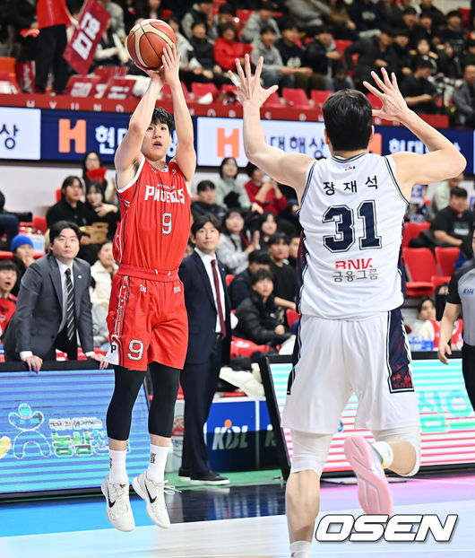 [OSEN=울산, 이석우 기자] 6일 울산 동천체육관에서 2025-2026 LG전자 프로농구 울산 현대모비스와 부산 KCC의 경기가 열렸다.  울산 현대모비스와 부산 KCC가 각각 2연패와 4연패의 위기를 딛고 나란히 연패 탈출의 돌파구를 찾아야 하는 절실한 상황에 놓여 있다.울산 현대모비스 조한진이 부산 KCC 장재석의 마크를 피해 3점슛을 시도하고 있다. 2026.01.06 / foto0307@osen.co.kr