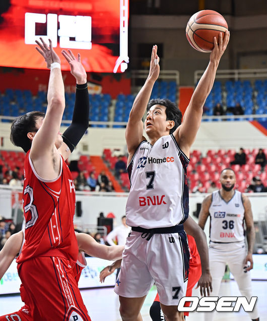 [OSEN=울산, 이석우 기자] 6일 울산 동천체육관에서 2025-2026 LG전자 프로농구 울산 현대모비스와 부산 KCC의 경기가 열렸다.  울산 현대모비스와 부산 KCC가 각각 2연패와 4연패의 위기를 딛고 나란히 연패 탈출의 돌파구를 찾아야 하는 절실한 상황에 놓여 있다.부산 KCC 허훈이 울산 현대모비스 이승현의 마크를 피해 골밑슛을 시도하고 있다. 2026.01.06 / foto0307@osen.co.kr