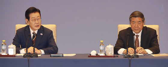 5일 중국을 국빈 방문 중인 이재명 대통령이 베이징 댜오위타이 14호각 팡화위안에서 열린 한중 비즈니스 포럼 사전 간담회에서 발언하고 있다. 허리펑(오른쪽) 중국 국무원 경제담당 부총리가 중국측 대표로 참석했다. 청와대사진기자단
