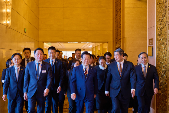 이재명 대통령이 5일 중국 베이징 조어대에서 열린 한중 비즈니스포럼에 입장하고 있다. 청와대사진기자단 