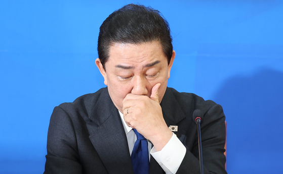 김병기 더불어민주당 의원이 지난해 12월 30일 국회에서 자신과 관련한 논란에 대해 입장을 밝히는 모습. 임현동 기자