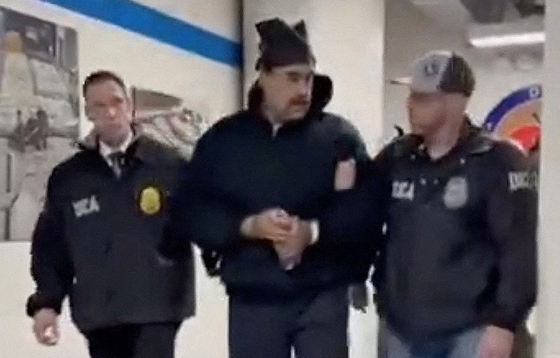 미국 백악관의 엑스(X) 긴급대응 계정은 '범죄자가 걸어갔다'(perp walked)는 제목으로 마두로가 DEA 뉴욕 지부 건물 안 복도에서 연행되는 영상을 공유했다. 사진 X 캡처