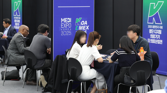 지난해 6월 20일 대구 북구 엑스코에서 개막한 '2025 메디엑스포 코리아'에 마련된 수출상담회장에서 바이어들이 의료기기 수출 상담을 하고 있다. 연합뉴스