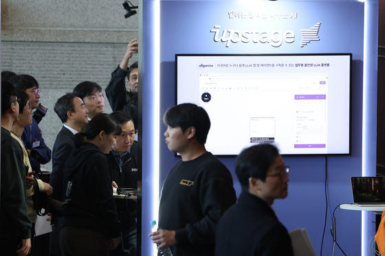 지난해 12월 30일 서울 강남구 코엑스에서 열린 '독자 AI 파운데이션 모델' 프로젝트 1차 발표회에서 참석자들이 업스테이지 부스를 둘러보고 있다. 연합뉴스