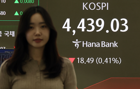 6일 오전 서울 중구 하나은행 딜링룸 전광판에 개장 시황이 나오고 있다. 뉴스1