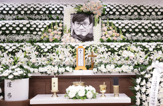 5일 서울 서초구 서울성모병원 장례식장에 마련된 배우 고(故) 안성기씨의 빈소에 고인의 영정사진이 놓여 있다. 정부는 고인에게 금관문화훈장을추서한다. 사진 공동취재단 