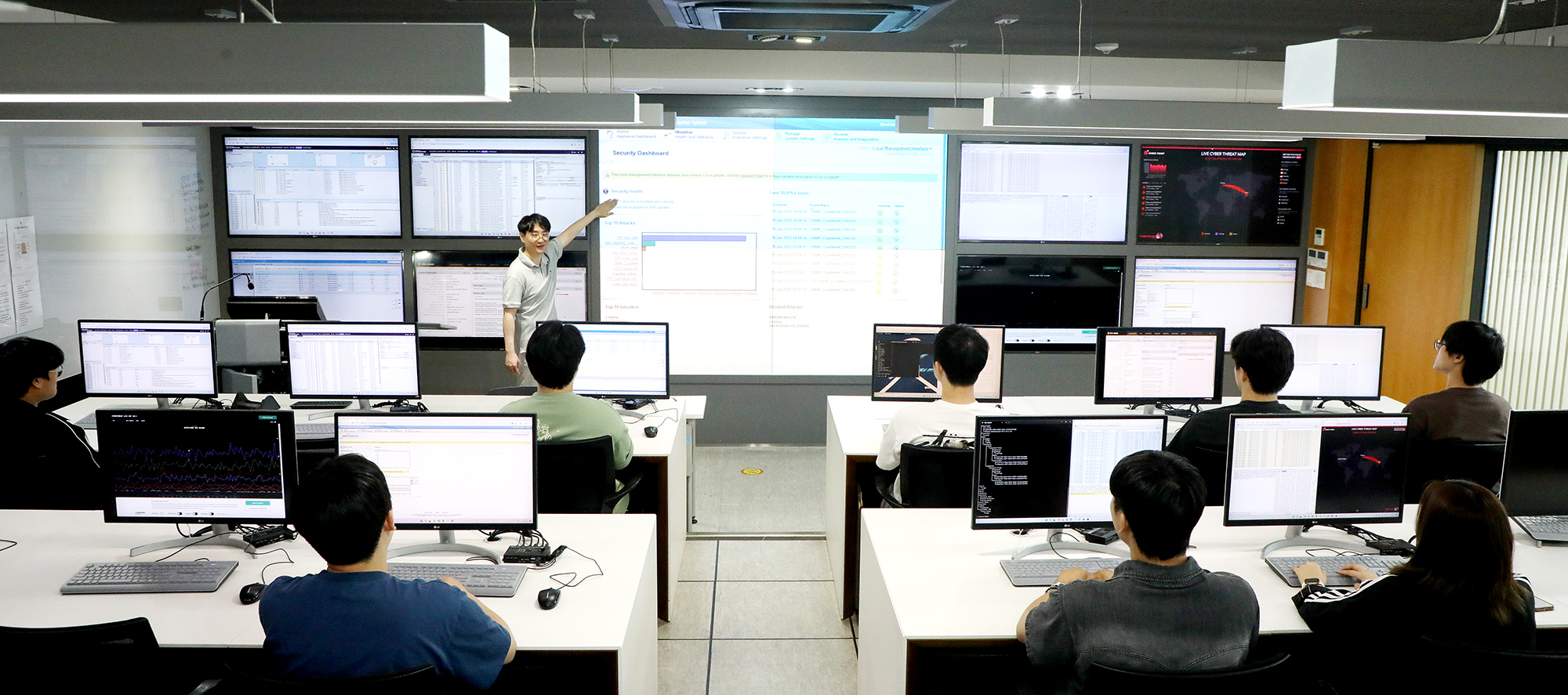 사이버보안과 전두용 교수가 학생들에게 정보보안산업기사 관련 교육을 진행하고 있다