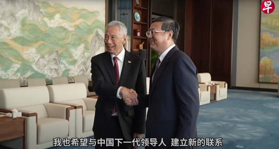지난 2024년 11월 28일 상하이에서 천지닝(오른쪽) 중앙정치국 위원 겸 상하이 당 서기가 리셴룽(왼쪽) 싱가포르 선임장관이 회담에 앞서 악수하고 있다. 리 선임장관이 천지닝과 회담 후 “중국 차세대 지도자와 새로운 연계를 맺었다”라는 싱가포르 연합조보와 가진 인터뷰 발언이 자막에 보인다. 연합조보 유튜브 캡처