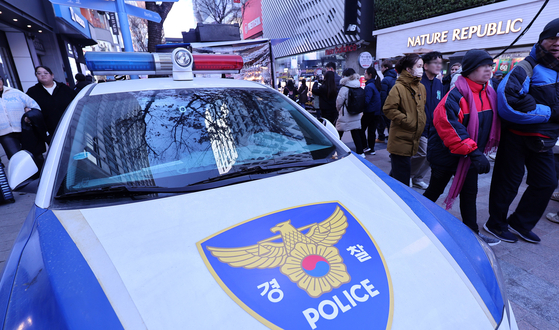 서울 명동 거리에 경찰차가 세워져 있다. 뉴스1