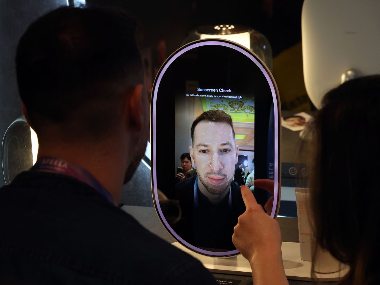 6일(현지시간)미국 라스베이거스 윈호텔에 마련된 삼성전자 단독 전시장에서 관람객들이 아모레퍼시픽과 함께 제작한 '스킨사이트'를 체험하고 있다. 뉴스1