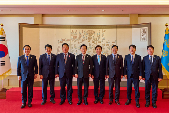 이재명 대통령이 지난해 12월 18일 서울 용산 대통령실에서 열린 대전·충남 국회의원 오찬 간담회에서 참석자들과 기념촬영을 하고 있다. 뉴스1