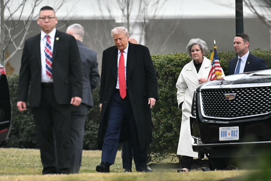 도널드 트럼프 미국 대통령이 6일(현지시간) 수지 와일스 비서실장과 함께 워싱턴 '트럼프-케네디센터'에서 열린 공화당 하원 수련회 참석을 위해 이동하고 있다. AFP=연합뉴스
