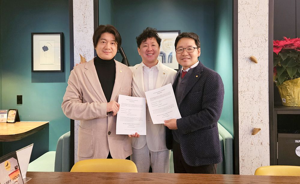 지난 1월 1일 뉴욕에서 열린 투자계약식. 왼쪽부터 노진섭 스텔라AI 대표, 클락장 스텔라AI 부회장, 정점규 케이웰 대표.